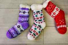明亮的彩色的袜子圣诞节一年礼物惊喜