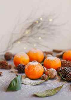 橙色橘子灰色背景一年的装饰棕色（的）松视锥细胞绿色叶子圣诞节装饰官员美味的甜蜜的克莱门泰
