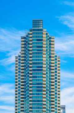 现代蓝色的白色公寓塔