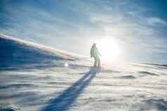 轮廓滑雪骑滑雪板山阳光明媚的一天暴风雪滑雪冬天体育