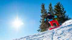 滑雪骑红色的滑雪板山阳光明媚的一天滑雪冬天体育