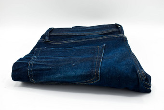 一对折叠蓝色的瘦牛仔裤白色背景