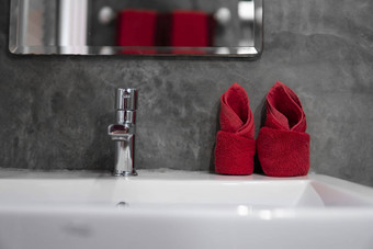 现代不锈钢钢水龙头洗盆地水槽红色的毛巾计数器浴室室内当代奢侈品时尚的设计浴室混凝土风格墙