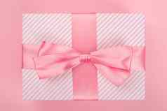 情人节一天粉红色的礼物盒子