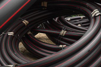 黑色的橡胶塑料管道红色的行建设材料设备建筑网站水管