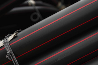 黑色的橡胶塑料管道红色的行建设材料设备建筑网站水管