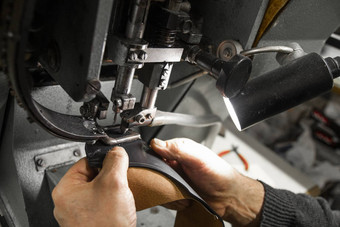 男人。特殊的机工具使鞋子输送机鞋子工厂鞋唯一的质量生产鞋子