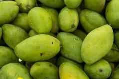 纹理绿色多汁的新鲜的芒果水果集团新鲜的绿色芒果出售泰国水果热带生芒果热带异国情调的水果健康的维生素食物概念