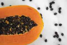一半减少成熟的木瓜种子白色板片甜蜜的木瓜白色背景减少了一半木瓜健康的异国情调的水果素食者食物