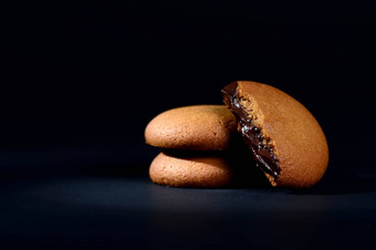<strong>饼干</strong>填满巧克力奶油巧克力奶油<strong>饼干</strong>棕色（的）巧克力<strong>饼干</strong>奶油填充黑色的背景