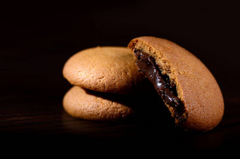 <strong>饼干</strong>填满巧克力奶油巧克力奶油<strong>饼干</strong>棕色（的）巧克力<strong>饼干</strong>奶油填充黑色的背景