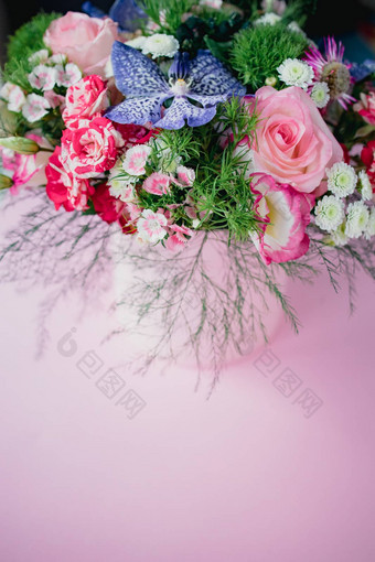时尚的时尚的精致的花束各种春天花玫瑰兰花轮盒子粉红色的背景复制空间