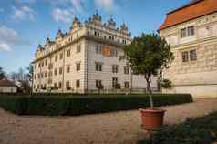 视图利托米斯尔城堡最大文艺复兴时期的城堡捷克共和国联合国教科文组织世界遗产网站阳光明媚的韦特白云天空