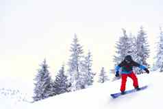滑雪骑滑雪板美丽的山滑雪冬天体育概念