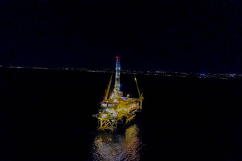 石油平台晚上光照明拖石油平台钻井平台港口