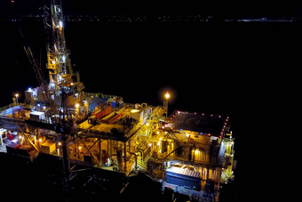石油平台晚上光照明拖石油平台钻井平台港口