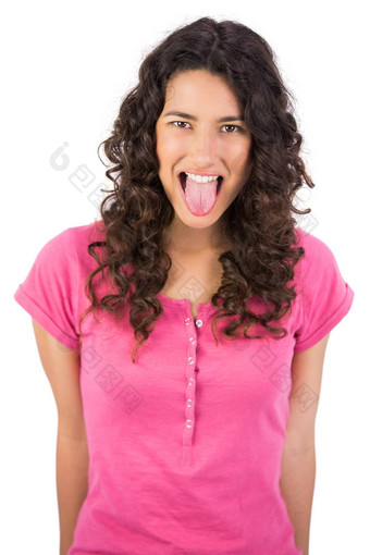 恶心长头发的浅黑肤色的女人坚持舌头