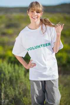 微笑自然金发女郎穿志愿服务衬衫