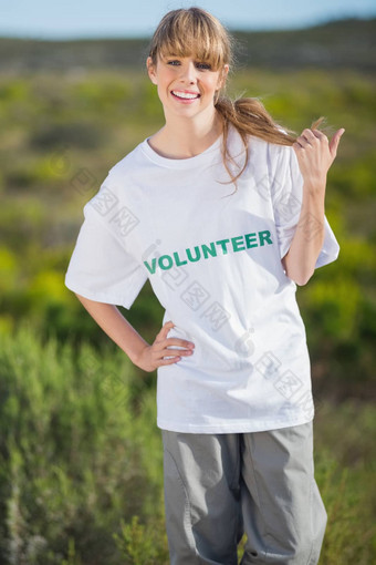 微笑自然金发女郎穿志愿服务衬衫