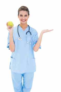快乐的棕色（的）头发的护士蓝色的实习医生风云持有绿色苹果