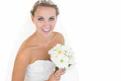 一边视图快乐的年轻的新娘持有花束