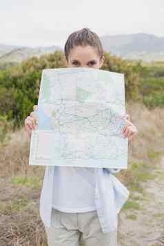 肖像徒步旅行年轻的女人持有地图