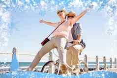 快乐休闲夫妇自行车骑码头