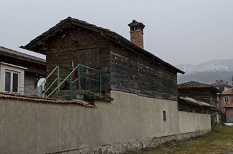 真实的独特的住宅区画明亮的颜色房子石头墙木窗户走廊风景如画的<strong>屋檐</strong>降雪Koprivshtitsa小镇