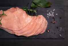 生鸡片木表格香料萨蒂利西莫美味的饮食肉特写镜头视图生新鲜的切切片鸡肉烹饪生切片鸡乳房