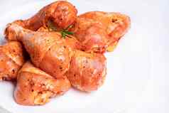 鸡腿红色的腌料白色板前视图鸡肉特写镜头饮食肉烹饪生腌制鸡腿烧烤烧烤隔离