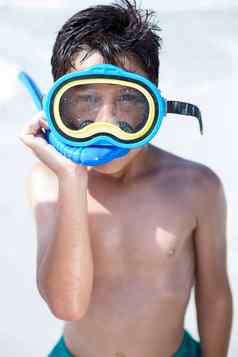 男孩潜水护目镜站海滩