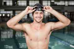 肖像游泳运动员穿游泳护目镜帽