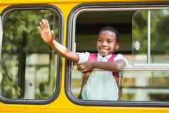 小学生挥舞着手公共汽车
