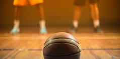 关闭篮球把地板上前面篮球球员