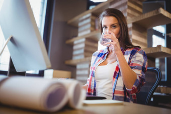女商人喝水有创意的办公室