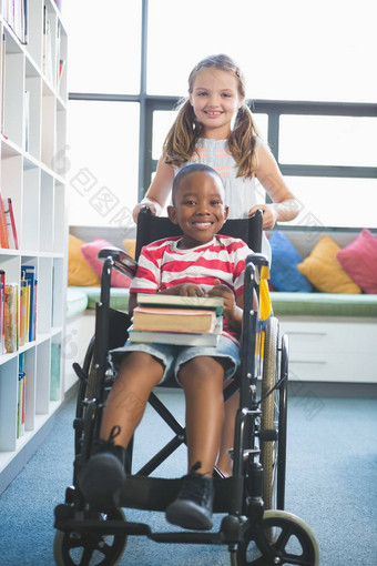 快乐女学生携带小学生轮椅