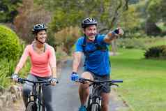运动夫妇指出骑自行车