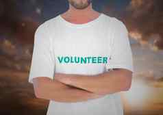 志愿者男人。三通衬衫
