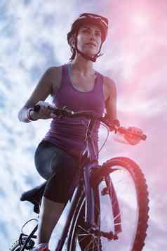 女骑自行车的人骑自行车农村