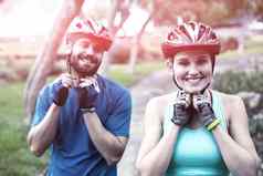 运动夫妇穿自行车头盔