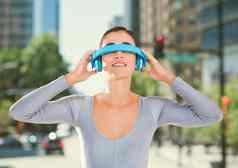 女人虚拟现实眼镜城市背景