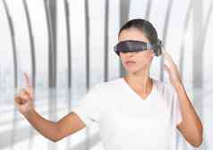 女人虚拟现实眼镜数字屏幕