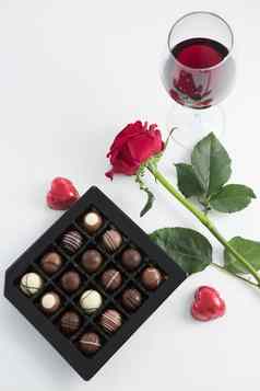 巧克力盒子玫瑰红色的酒玻璃白色背景