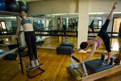 确定女人练习伸展运动锻炼