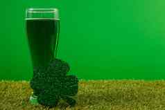 玻璃绿色啤酒白花酢浆草帕特里克一天草