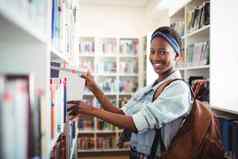 女学生选择书书架子上图书馆学校