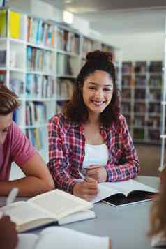 肖像快乐女学生研究同学们图书馆