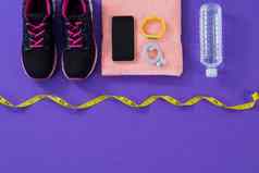 运动鞋水瓶毛巾测量磁带移动电话耳机健身乐队