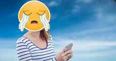 女人哭表情符号脸发短信聪明的电话