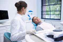 病人讨论牙医医疗诊所